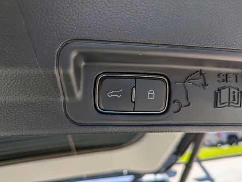 Used 2025 Ford Explorer Active image 18