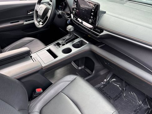 Used 2023 Toyota Sienna XSE image 33