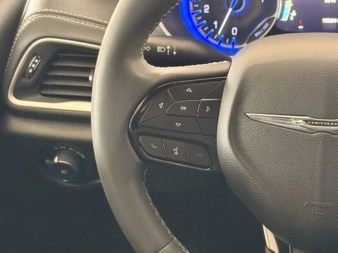 Used 2023 Chrysler Pacifica Touring image 25