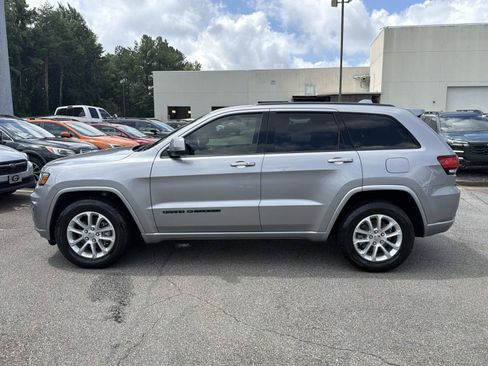 Used 2020 Jeep Grand Cherokee Altitude RWD image 4
