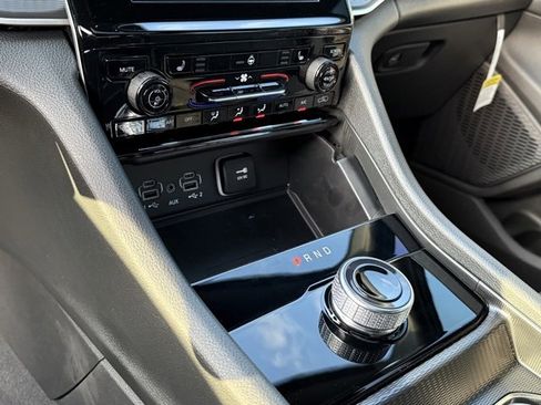 New 2025 Jeep Grand Cherokee Laredo image 21