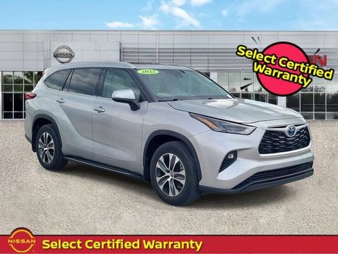 Used 2022 Toyota Highlander XLE AWD/4WD image 1