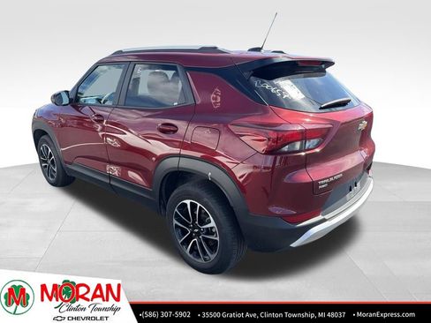 Used 2025 Chevrolet TrailBlazer LT AWD/4WD image 3