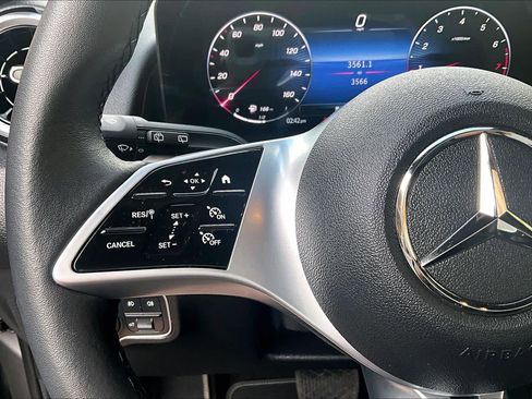 Used 2026 Mercedes-Benz GLB 250 4MATIC image 23