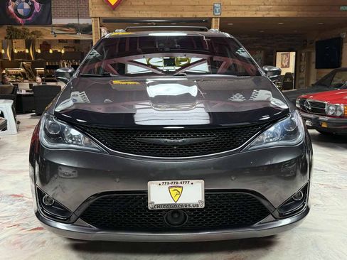 Used 2019 Chrysler Pacifica Touring-L Plus w/ Advanced Safetytec Group FWD image 2