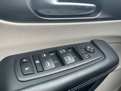 Used 2024 Chrysler Pacifica Touring-L image 19