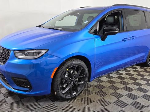 New 2026 Chrysler Pacifica Select image 3