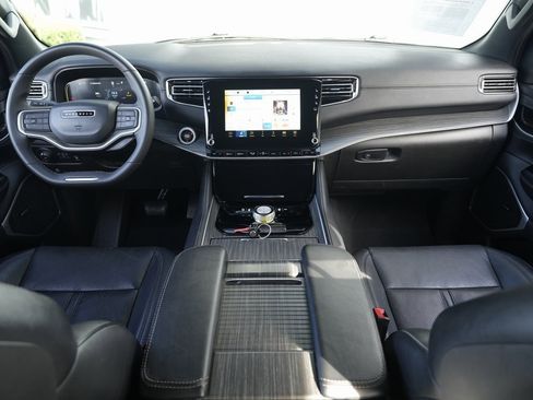 Used 2023 Jeep Wagoneer L Series II image 40