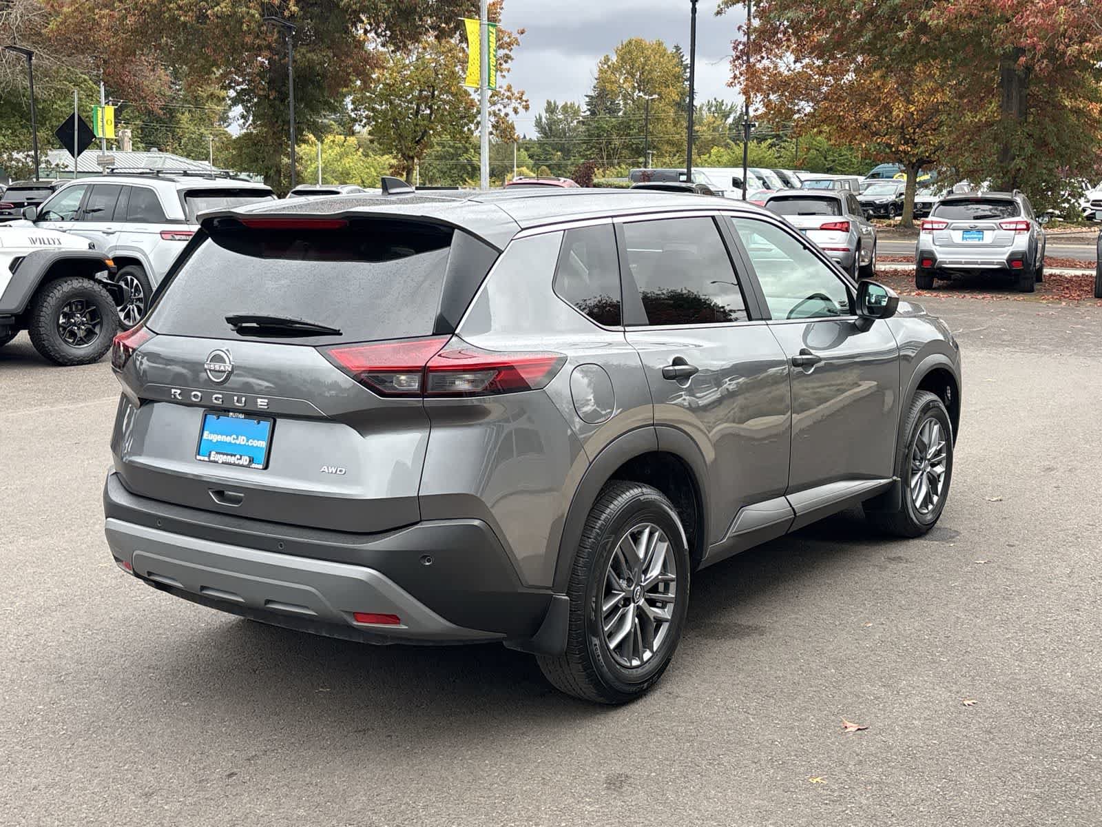Used 2023 Nissan Rogue S AWD/4WD image 5