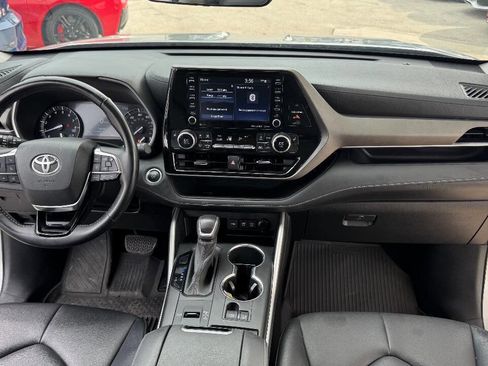 Used 2021 Toyota Highlander XLE FWD image 17
