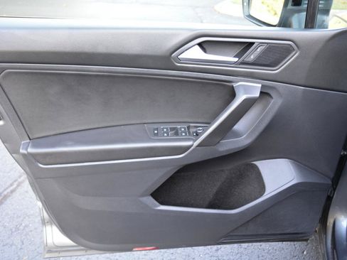 Used 2021 Volkswagen Tiguan SE FWD image 9