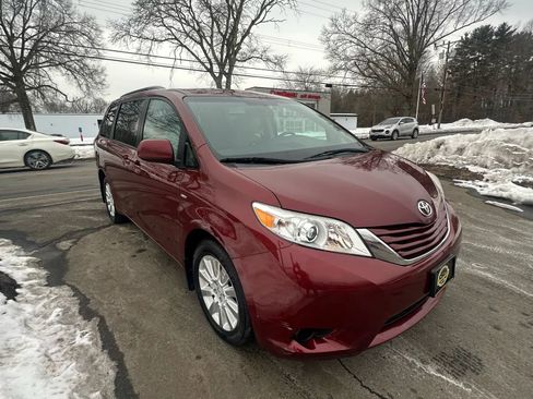 Used 2016 Toyota Sienna LE image 3