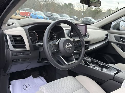 Used 2023 Nissan Rogue SV image 10