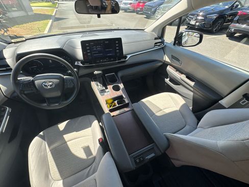 Used 2023 Toyota Sienna LE FWD image 15