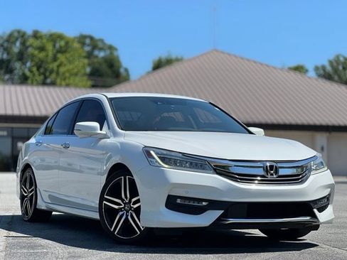 Used 2017 Honda Accord Touring image 3