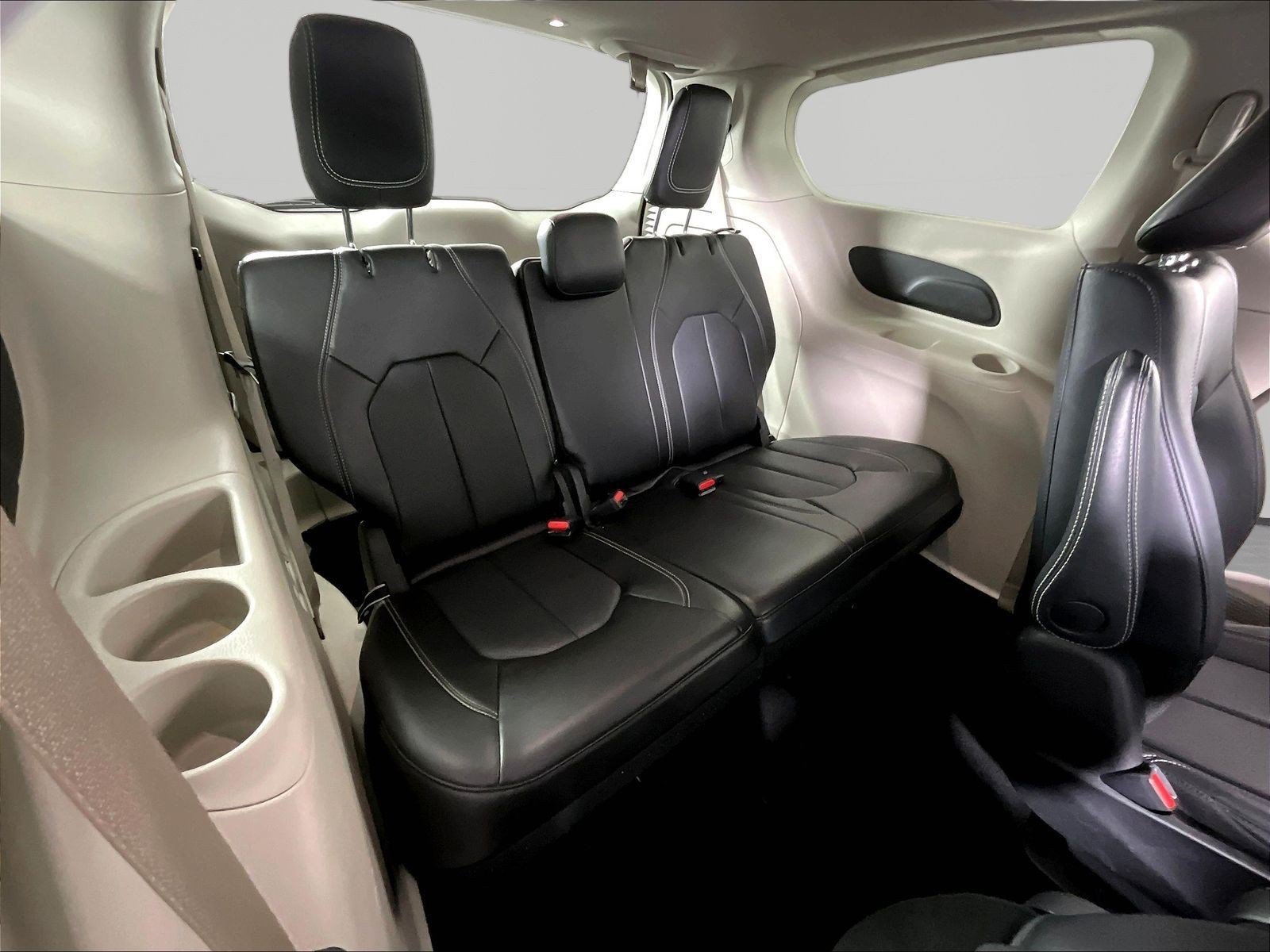 Used 2024 Chrysler Pacifica Limited FWD image 26
