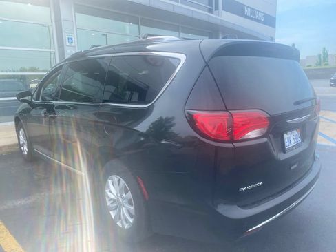 Used 2019 Chrysler Pacifica Touring-L FWD image 5