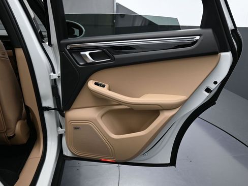 Certified 2025 Porsche Macan image 26