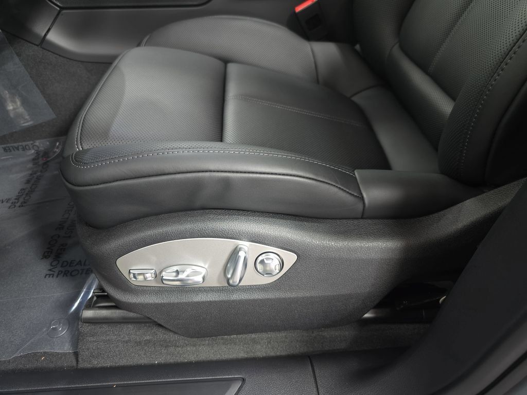 Certified 2026 Porsche Macan AWD/4WD image 23