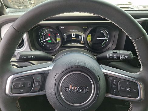 Used 2025 Jeep Wrangler Unlimited Sahara w/ Safety Group AWD/4WD image 18