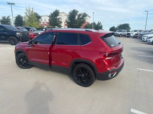 Used 2022 Volkswagen Taos SE w/ Panoramic Sunroof Package AWD/4WD image 4