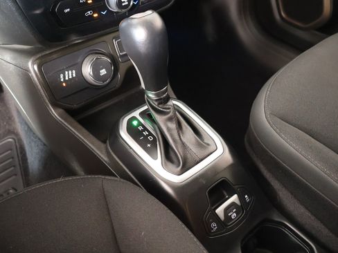 Used 2023 Jeep Renegade Latitude AWD/4WD image 9
