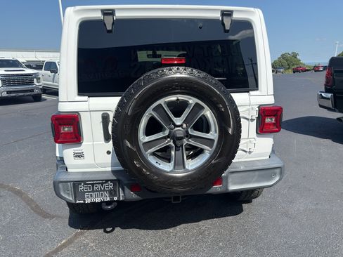 Used 2018 Jeep Wrangler Unlimited Sahara AWD/4WD image 5
