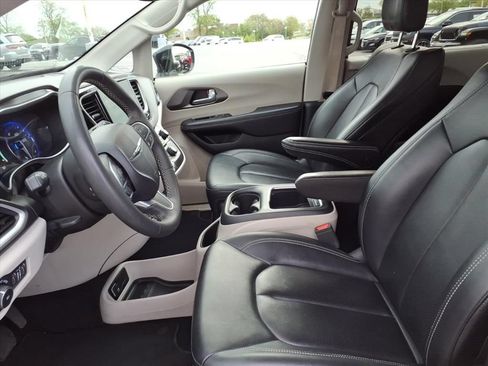 Certified 2024 Chrysler Pacifica Touring-L FWD image 9