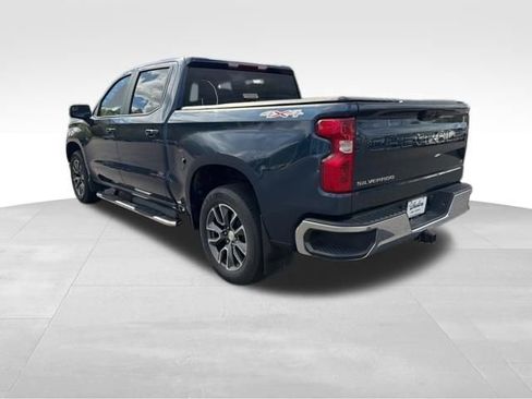 Used 2022 Chevrolet Silverado 1500 LT AWD/4WD image 3