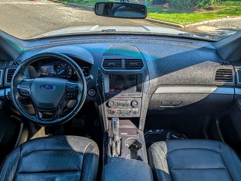 Used 2017 Ford Explorer XLT w/ Equipment Group 202A AWD/4WD image 24