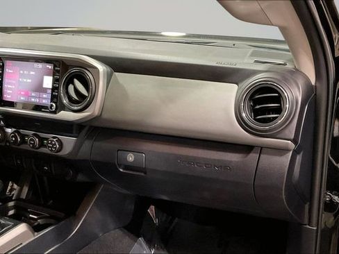 Used 2020 Toyota Tacoma SR5 AWD/4WD image 17