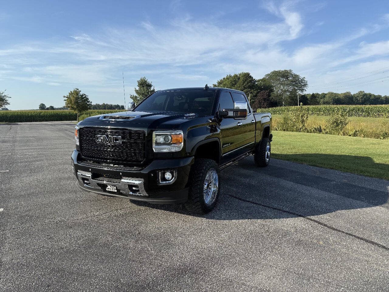 Used 2019 GMC Sierra 2500 SLT w/ Duramax Plus Package AWD/4WD image 2