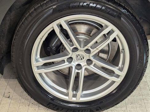 Certified 2025 Porsche Macan image 13