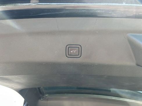 Used 2024 Chevrolet Suburban Premier AWD/4WD image 31
