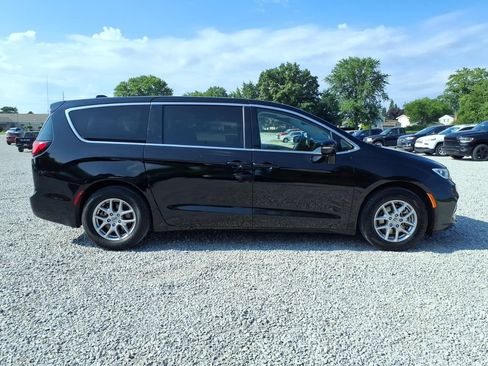 Used 2024 Chrysler Pacifica Touring-L FWD image 12
