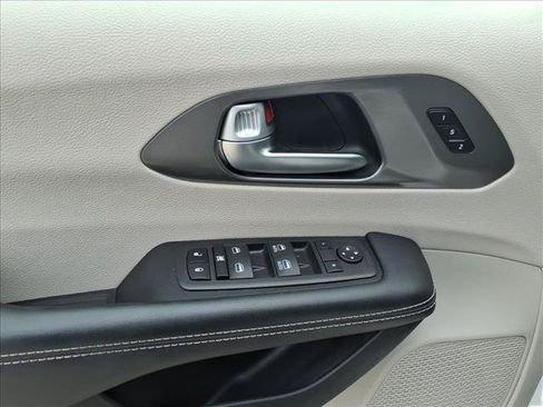 Used 2024 Chrysler Pacifica Touring-L FWD image 16