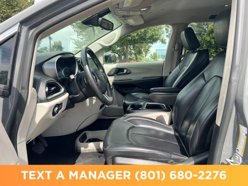 Used 2023 Chrysler Pacifica Touring-L FWD image 10