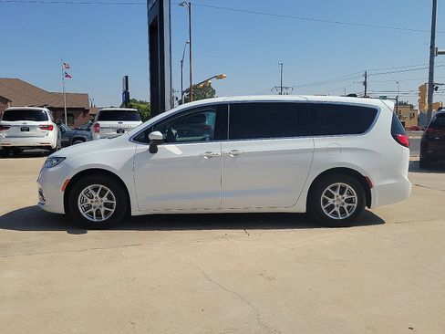 Used 2023 Chrysler Pacifica Touring-L FWD image 4
