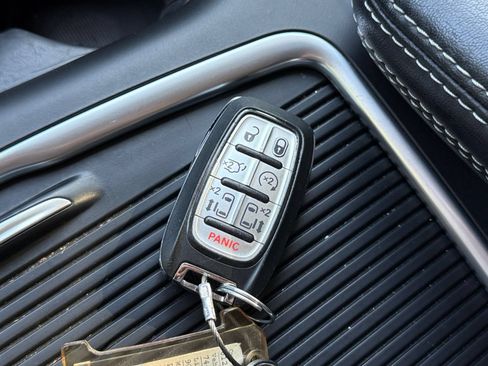 Used 2023 Chrysler Pacifica Touring-L FWD image 21