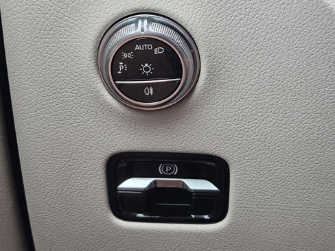 Used 2025 Mercedes-Benz GLC 300 4MATIC image 18