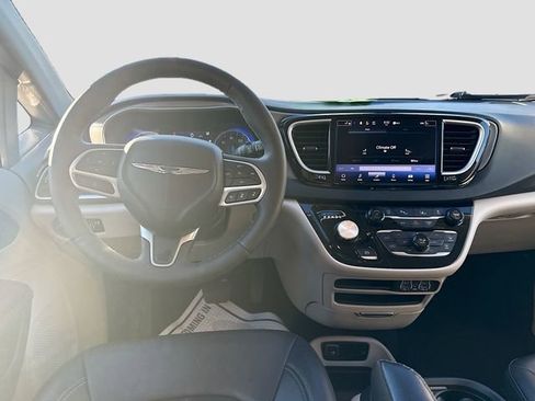 Used 2024 Chrysler Pacifica Touring-L image 23