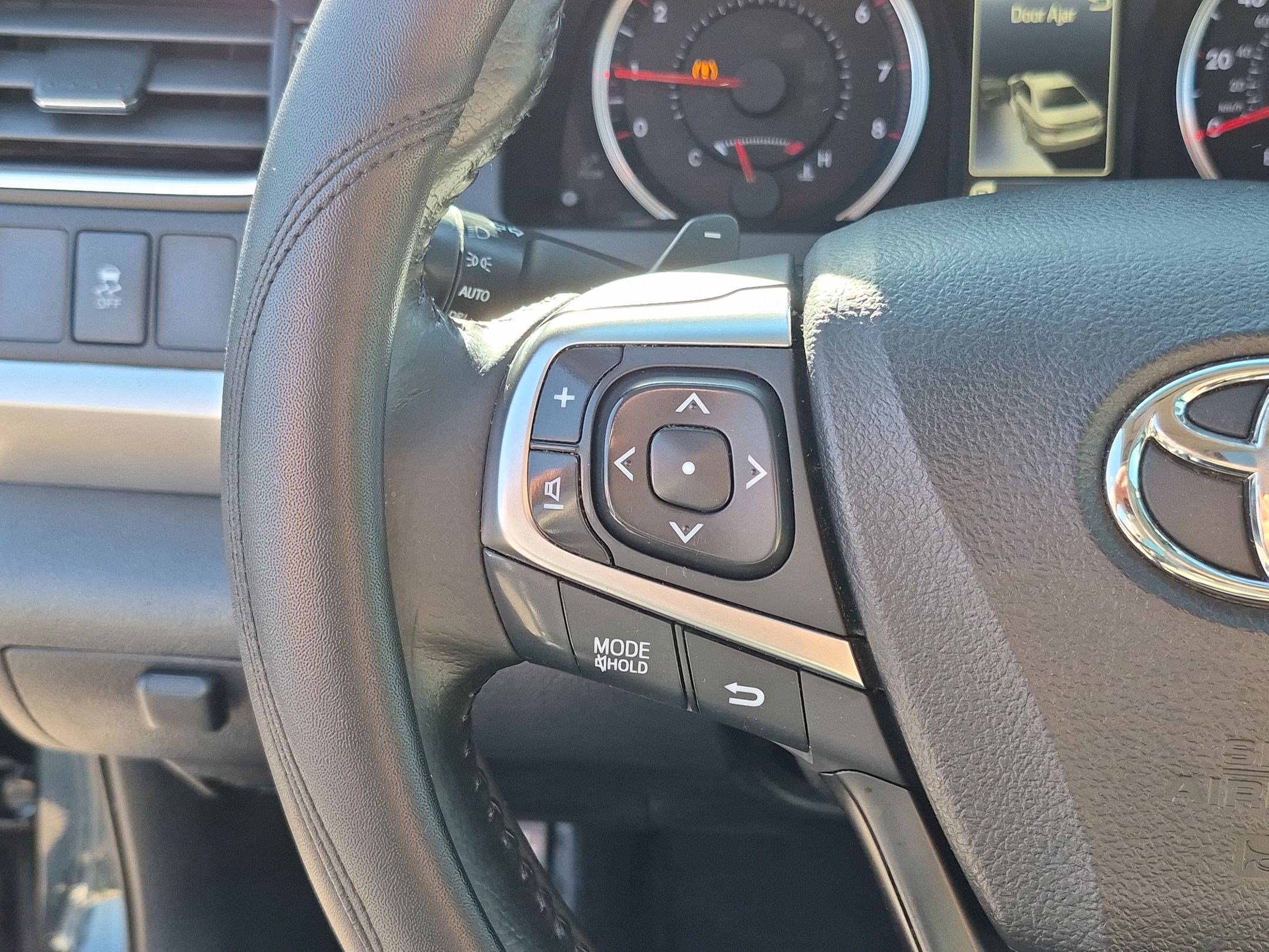 Used 2015 Toyota Camry SE w/ Moonroof Package FWD image 18