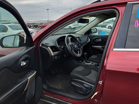 Used 2018 Jeep Cherokee Latitude AWD/4WD image 8