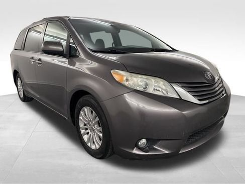 Used 2015 Toyota Sienna XLE image 4