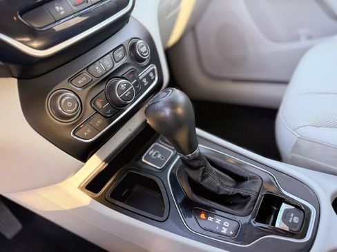 Used 2019 Jeep Cherokee Limited FWD image 35