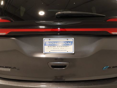 Used 2022 Chrysler Pacifica Limited w/ Uconnect Theater Family Group FWD image 23