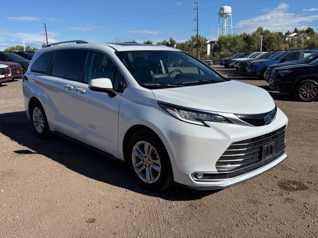 Used 2022 Toyota Sienna Limited AWD/4WD image 8