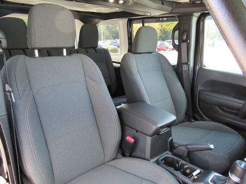 Used 2025 Jeep Wrangler Sport S image 8