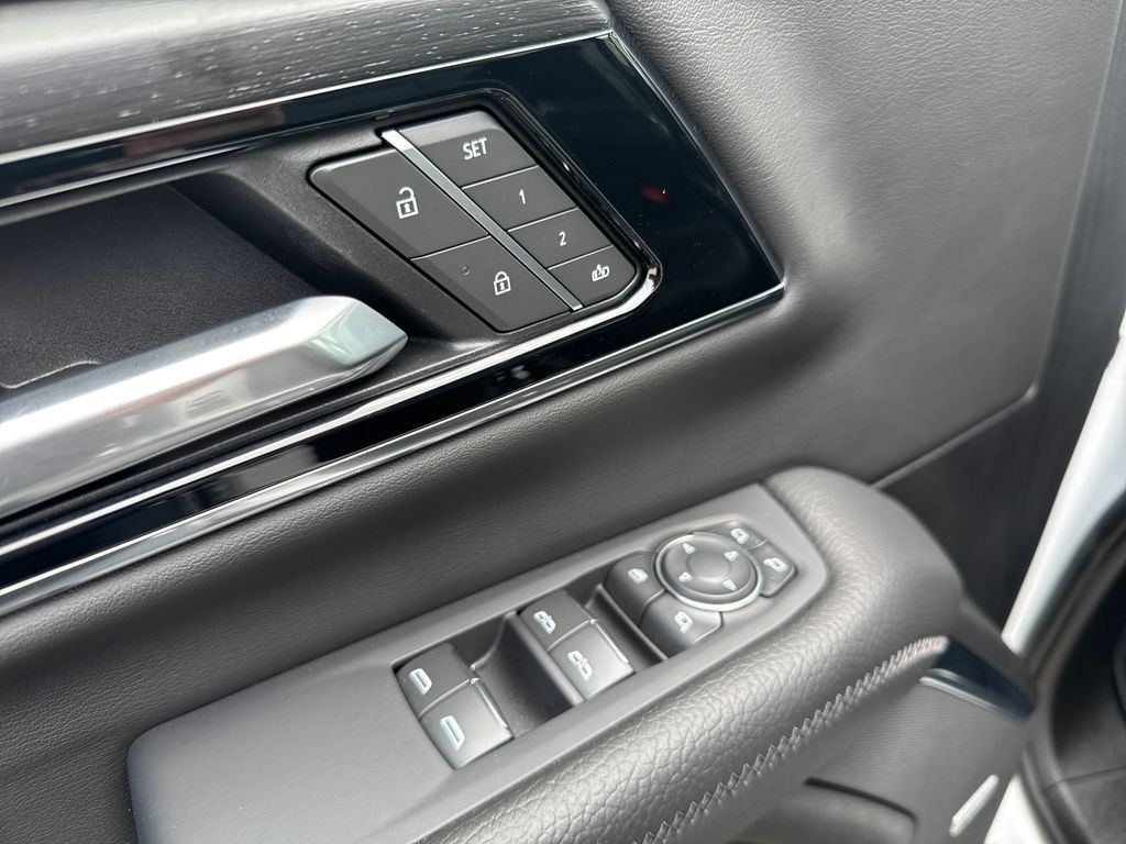 Used 2025 GMC Yukon XL Denali w/ Sun & Power Step Package AWD/4WD image 18