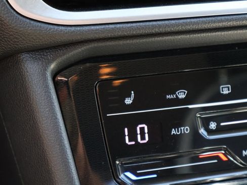Used 2025 Volkswagen Taos SE AWD/4WD image 36